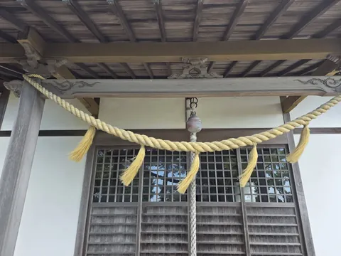 社殿正面に掛けられた注連縄と鈴。