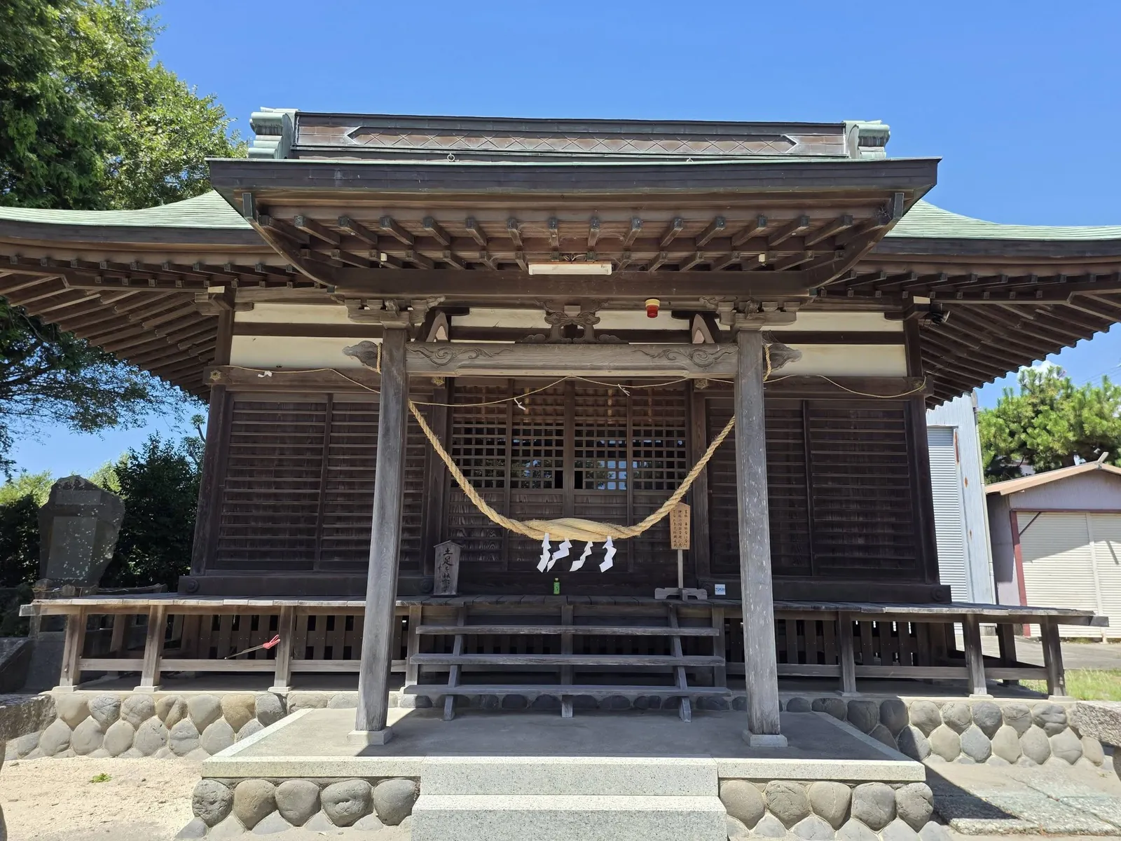 正面から見た天神社の社殿。