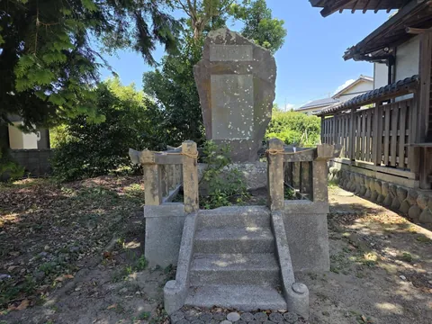 境内に建つ記念碑。