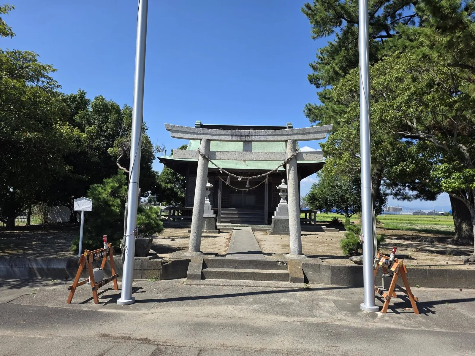 石造鳥居から天白神社の社殿を望む。