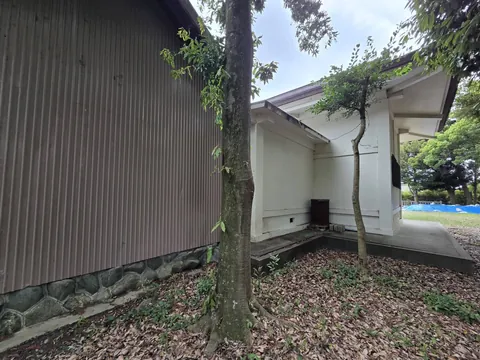 社殿側面と境内脇の建物。