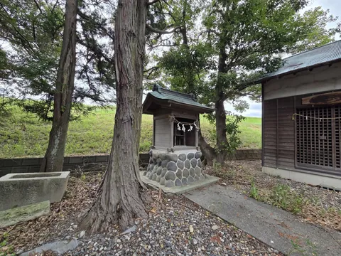 境内に祀られた小祠。