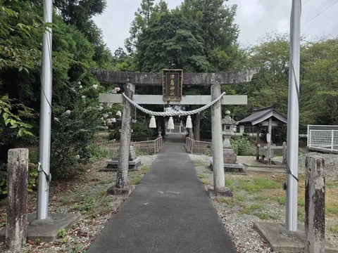 石造鳥居と「津島神社」の社号標。注連縄と神額を掲げる。