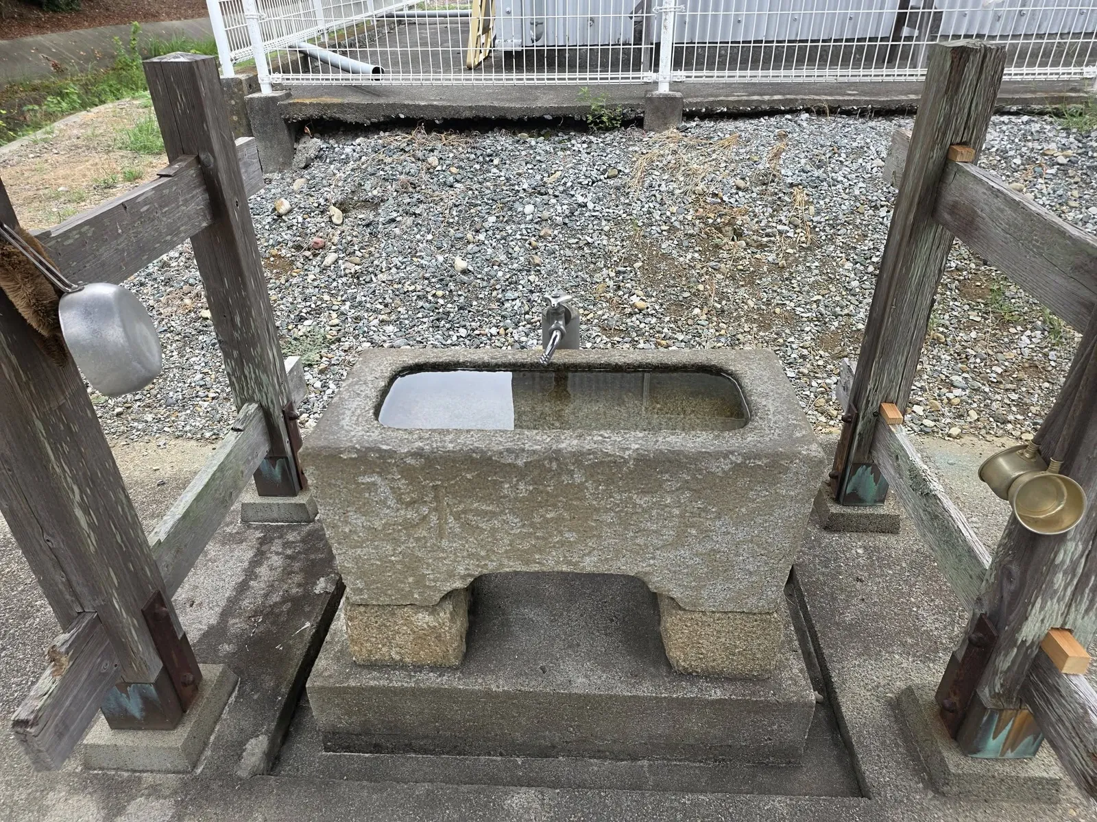 手水鉢の近景。水盤の左右に柄杓を掛ける。