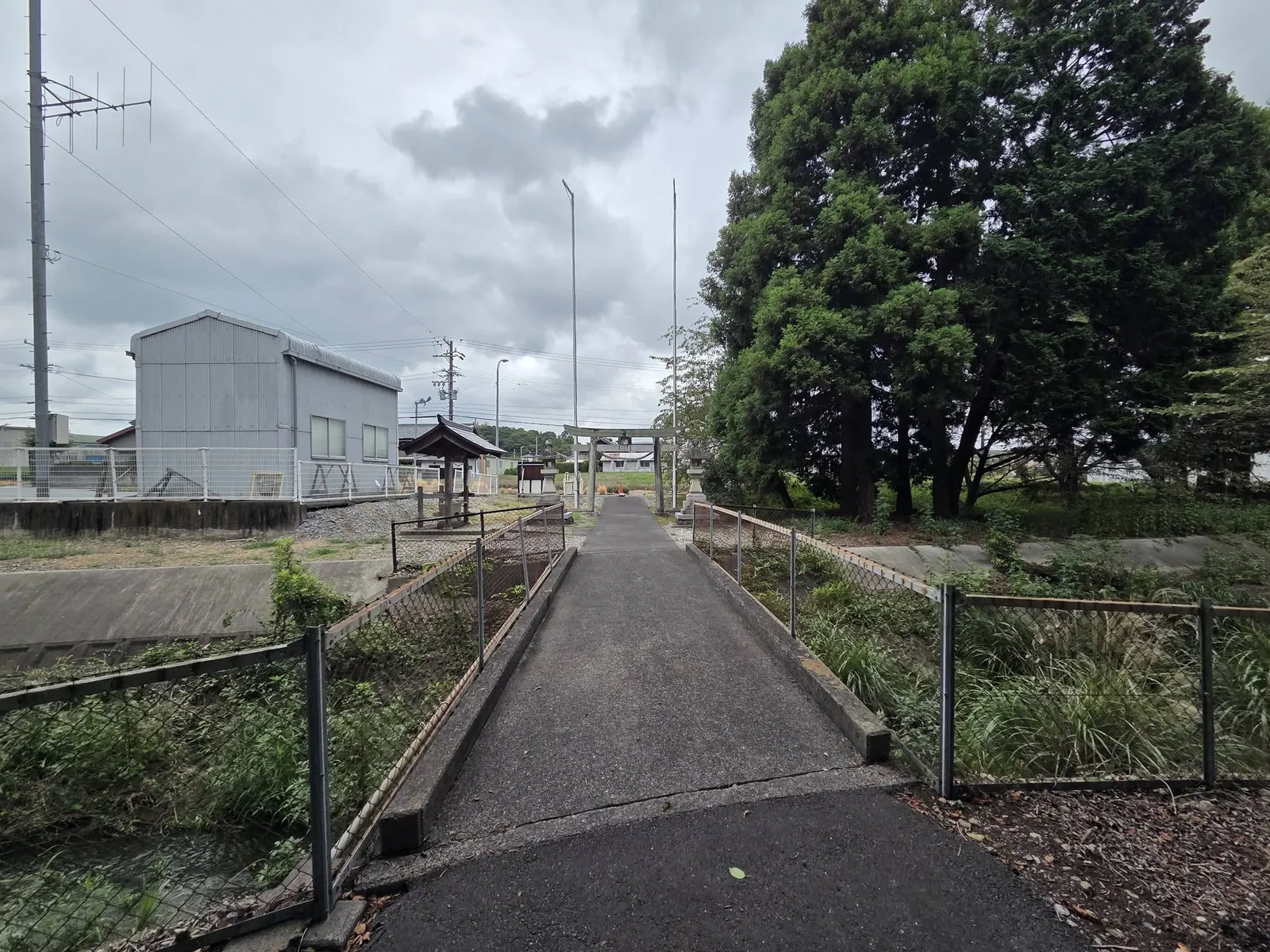 境外から鳥居へ続く参道。周囲の集落と境内の位置関係が分かる。