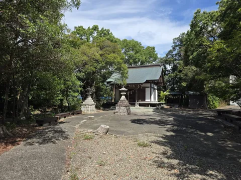 石灯籠が並ぶ参道の先に社殿を望む。