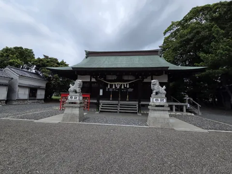 若宮八幡宮：若宮八幡宮の社殿正面。左右に狛犬を配する。