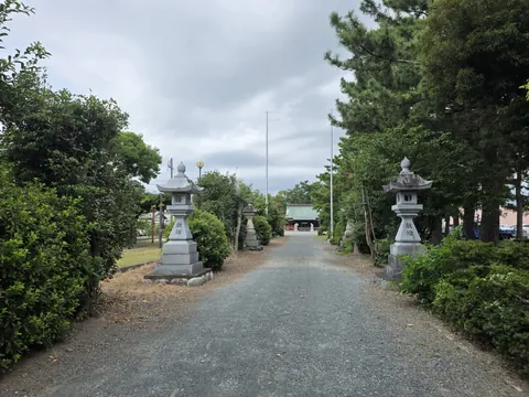 石灯籠の間を社殿へ延びる参道。