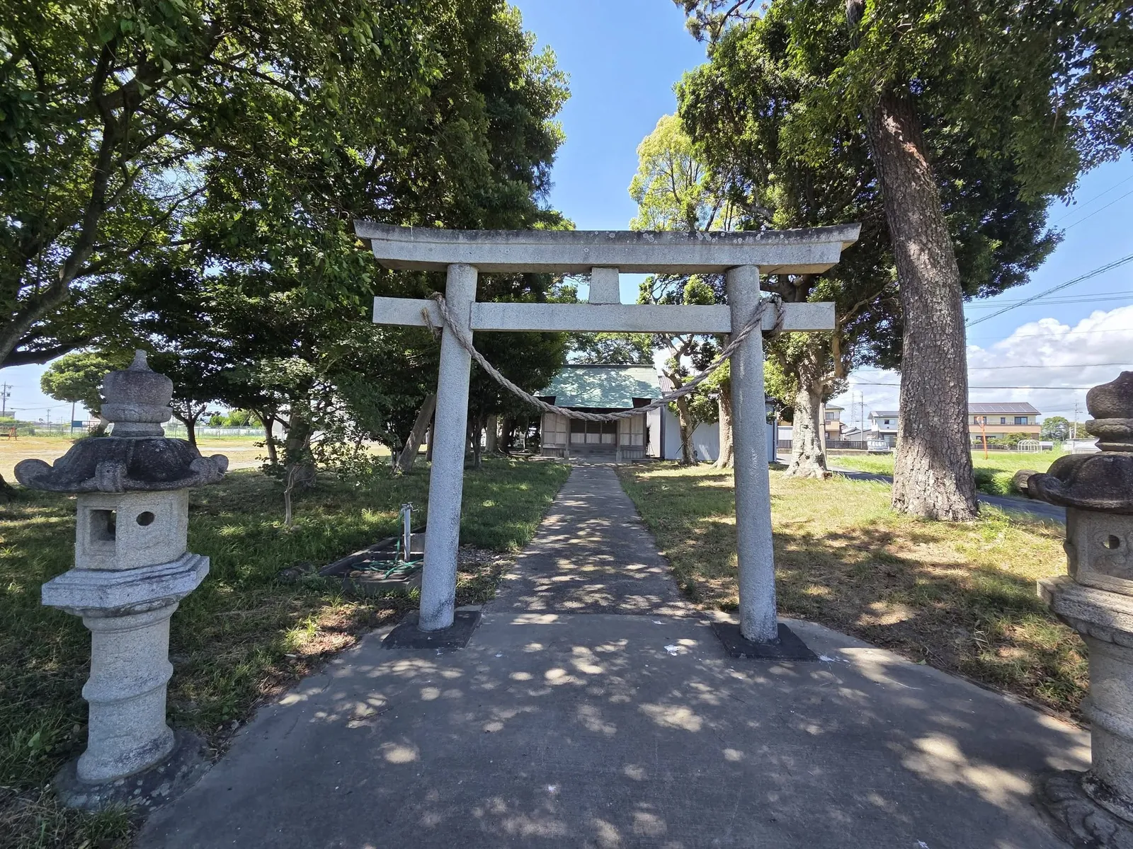 参道入口の石造鳥居と社殿。
