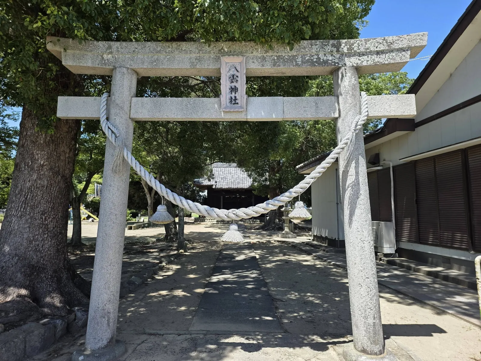 神額を掲げた八雲神社の石鳥居。