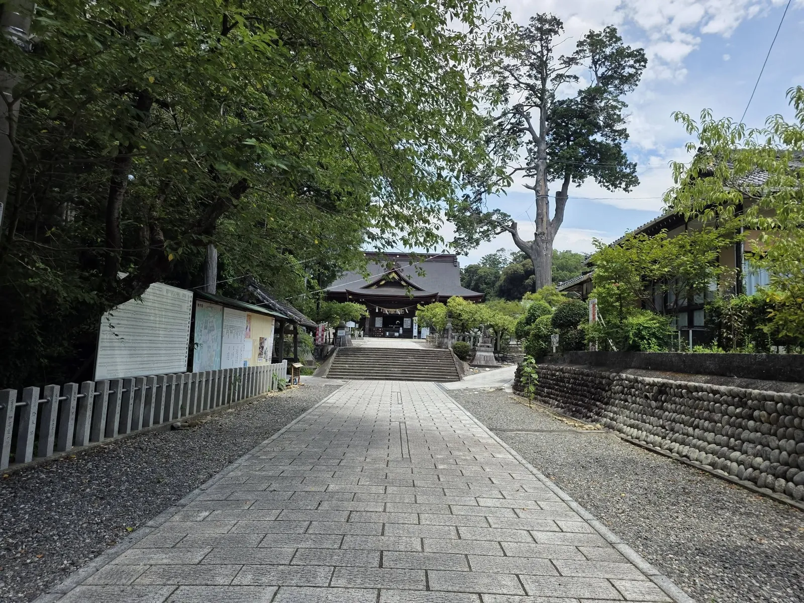 参道から拝殿を望む。左手は掲示板と社叢のクスノキ。