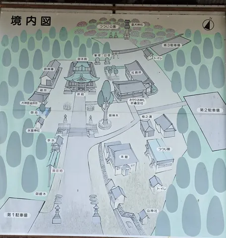 境内図の案内板。本殿・拝殿を中心に、霊犬神社・氷室神社・山神社・つつじ公園などの配置を示す。