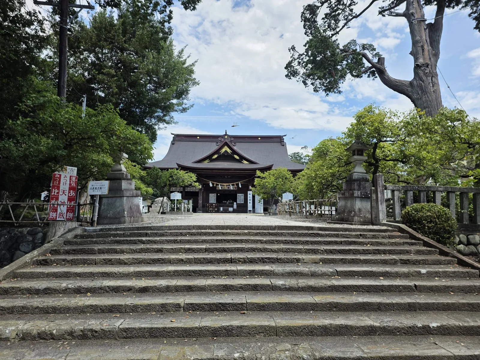 石段の下から拝殿を望む。左右に石灯籠が立つ。