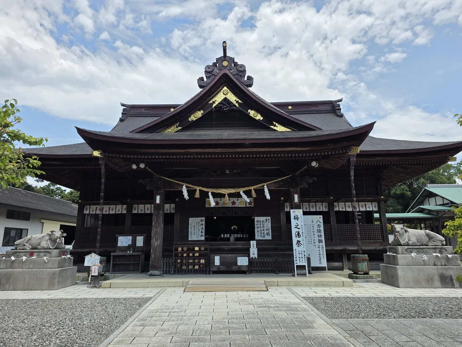 拝殿正面。入母屋造で、向拝に注連縄を張り、左右に撫で牛を据える。