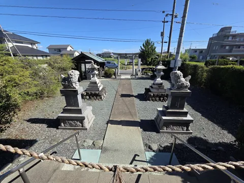 社殿前から狛犬・石灯籠・石造鳥居を望む。