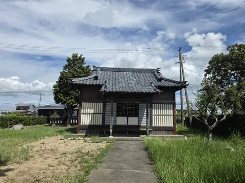 正面から見た社殿。切妻屋根と格子戸が確認できる。