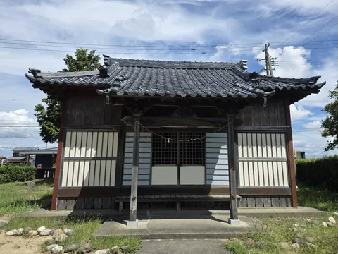 正面から見た社殿全景。